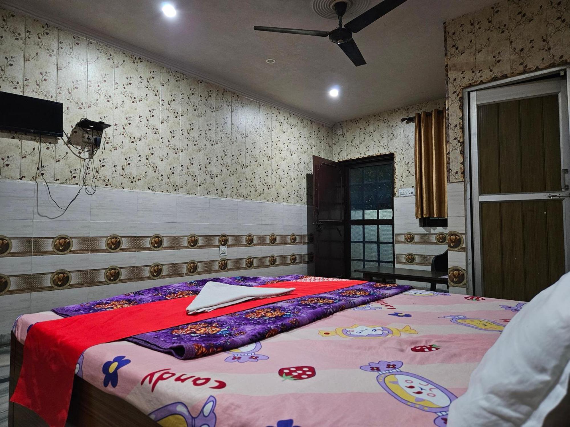 Hotel Chitrarth & Party Lawn Халдвани Номер фото